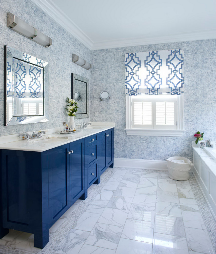 На фото: главная ванная комната в морском стиле с синими фасадами и тумбой под одну раковину