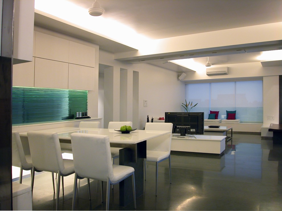 This is an example of a modern dining room in Mumbai.