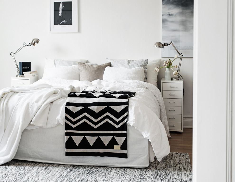 Scandinavian master bedroom in Gothenburg with white walls.