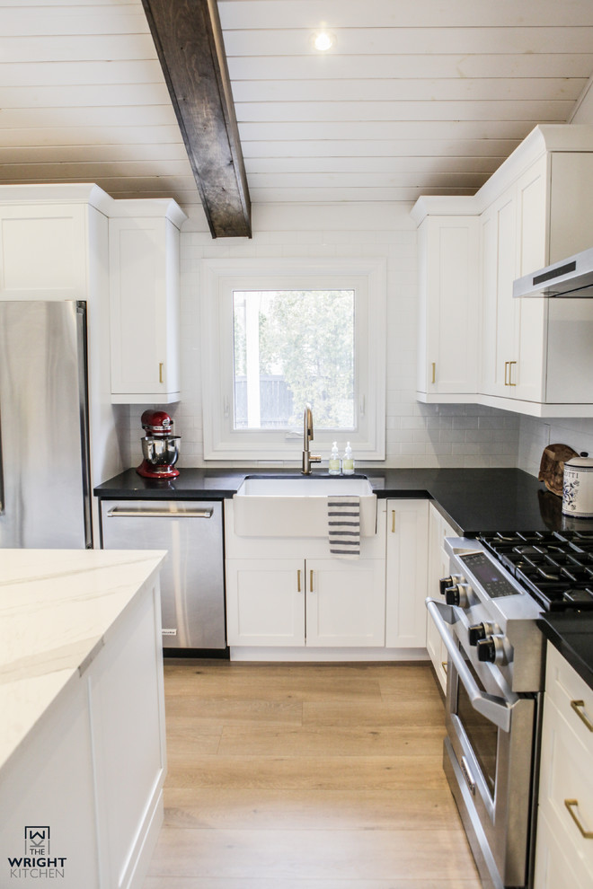 Kitchen - transitional kitchen idea in Toronto