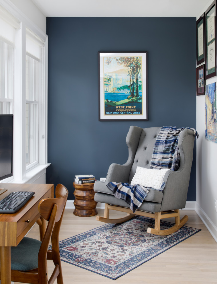 Idéer för att renovera ett litet vintage arbetsrum, med ljust trägolv, blå väggar och ett fristående skrivbord
