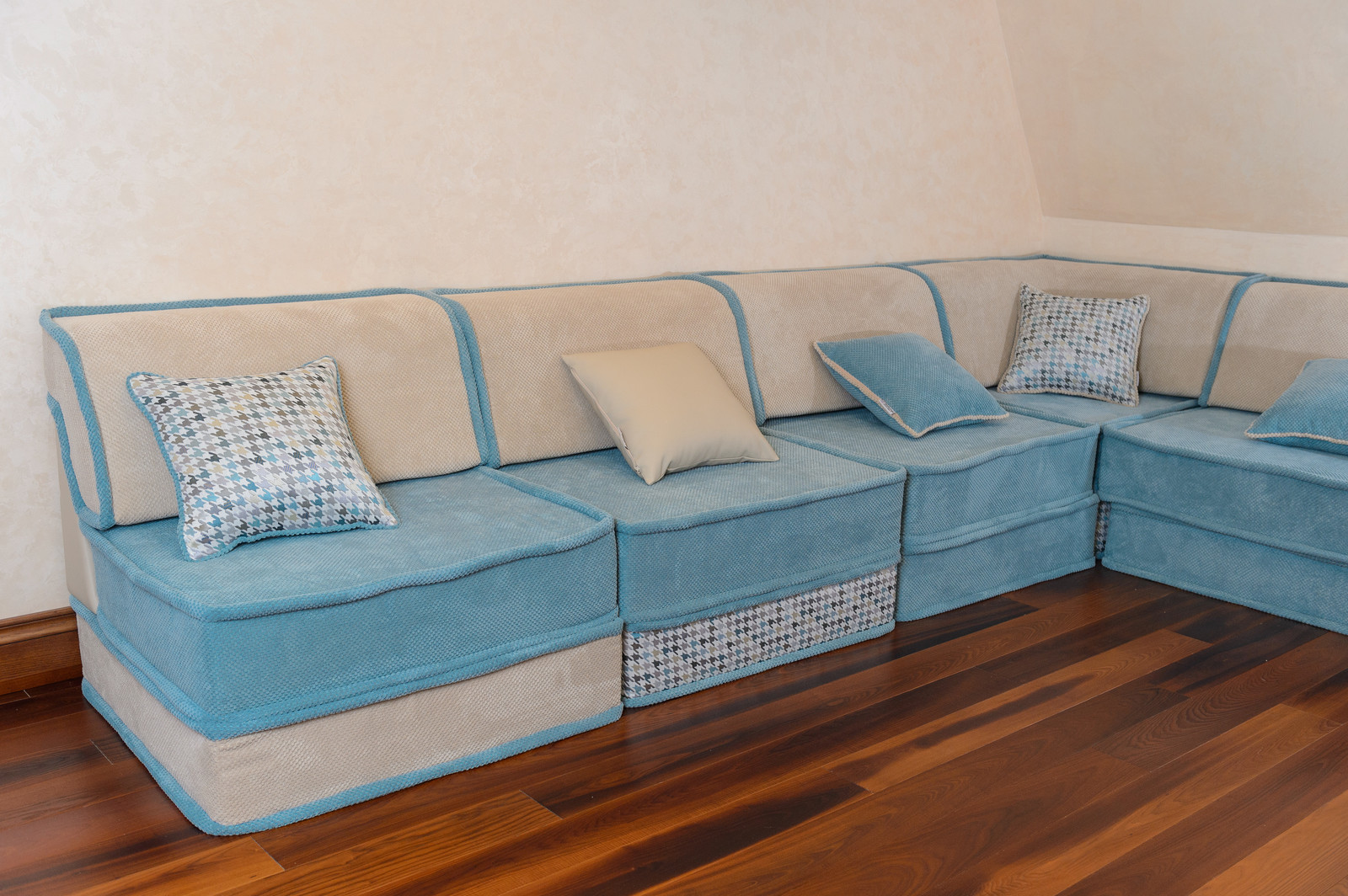 Диван для детской зоны