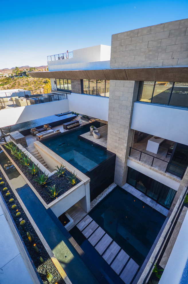 Expansive contemporary backyard custom-shaped infinity pool in Las Vegas.