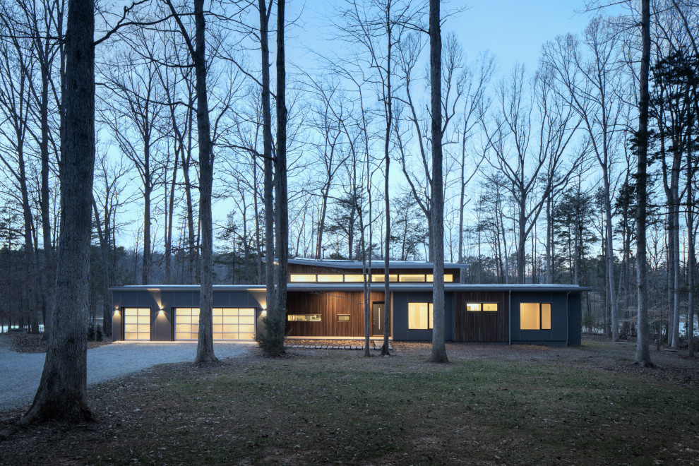 Mittelgroßes, Einstöckiges Modernes Haus mit Mix-Fassade, brauner Fassadenfarbe, Flachdach und weißem Dach in Raleigh