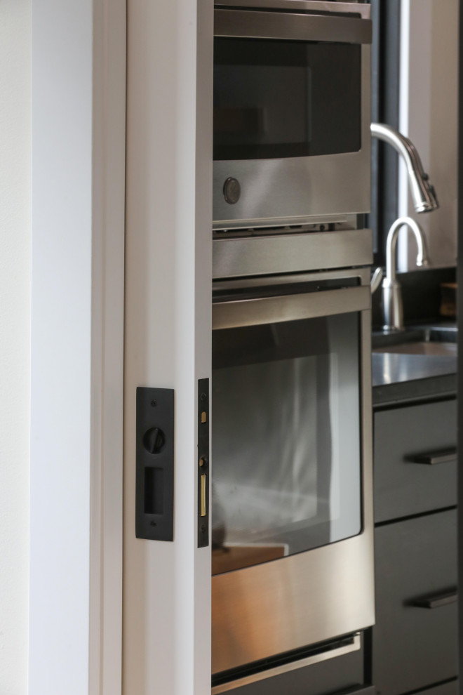 Example of a transitional kitchen design in Columbus