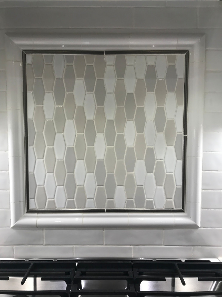 Kitchen - mid-sized transitional u-shaped medium tone wood floor kitchen idea in Charlotte with an undermount sink, shaker cabinets, white cabinets, quartz countertops, white backsplash, subway tile backsplash, stainless steel appliances and a peninsula