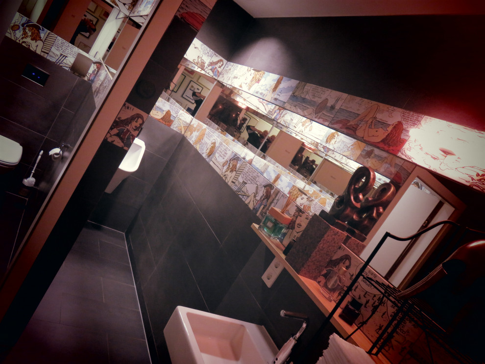 Mittelgroße Stilmix Gästetoilette mit Wandtoilette, schwarzen Fliesen, Keramikfliesen, schwarzer Wandfarbe, Keramikboden, Wandwaschbecken, Glaswaschbecken/Glaswaschtisch, schwarzem Boden, schwebendem Waschtisch und eingelassener Decke in München