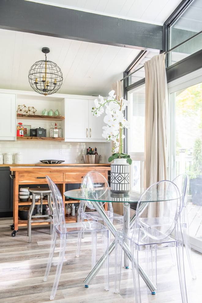 Example of a transitional home design design in Toronto