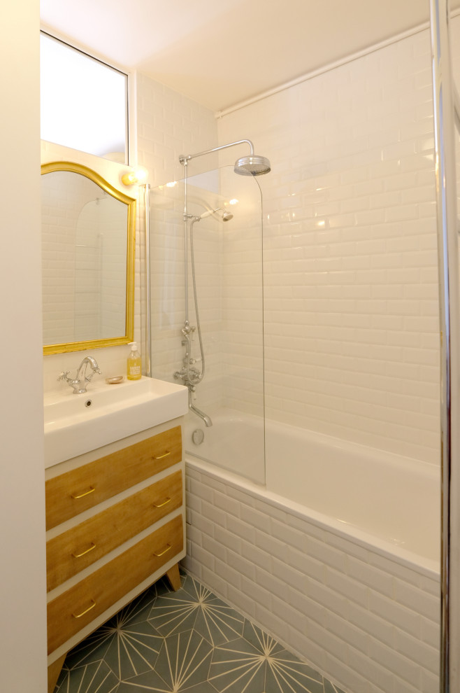 Exemple d'une petite salle de bain rétro avec une baignoire encastrée, un combiné douche/baignoire, un carrelage blanc, un carrelage métro, un mur blanc, carreaux de ciment au sol, un lavabo posé, un sol vert et meuble simple vasque.
