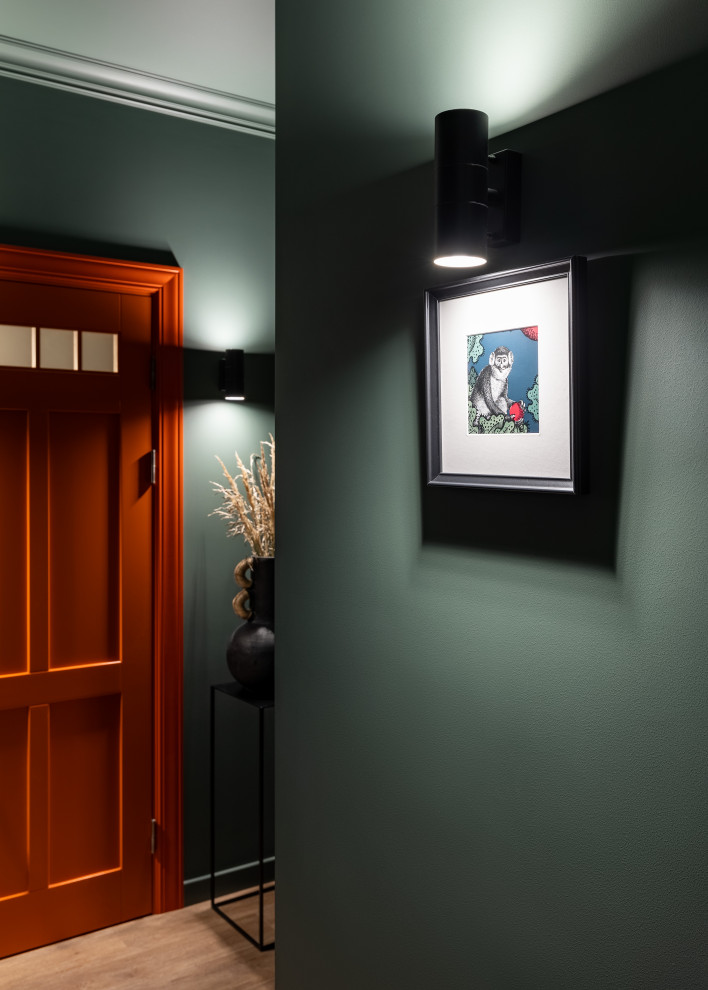 Свежая идея для дизайна: маленькая узкая прихожая: освещение в современном стиле с паркетным полом среднего тона, одностворчатой входной дверью, оранжевой входной дверью и коричневым полом для на участке и в саду - отличное фото интерьера
