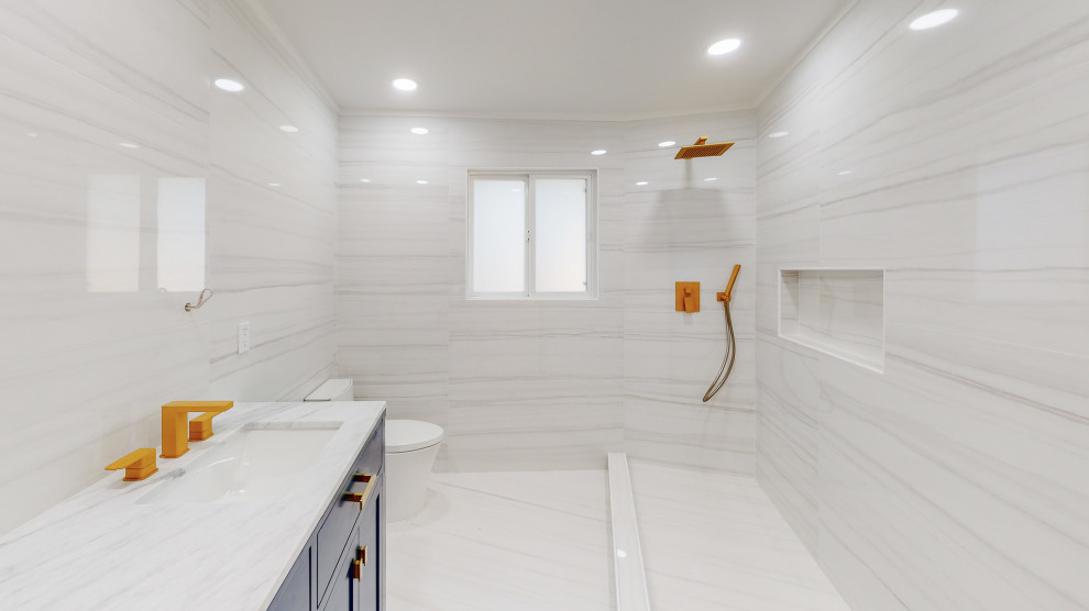 Стильный дизайн: ванная комната среднего размера в стиле фьюжн с фасадами в стиле шейкер, белыми фасадами, душем в нише, белой плиткой, керамической плиткой, полом из керамогранита, душевой кабиной, врезной раковиной, мраморной столешницей, открытым душем, серой столешницей, тумбой под одну раковину, встроенной тумбой и многоуровневым потолком - последний тренд