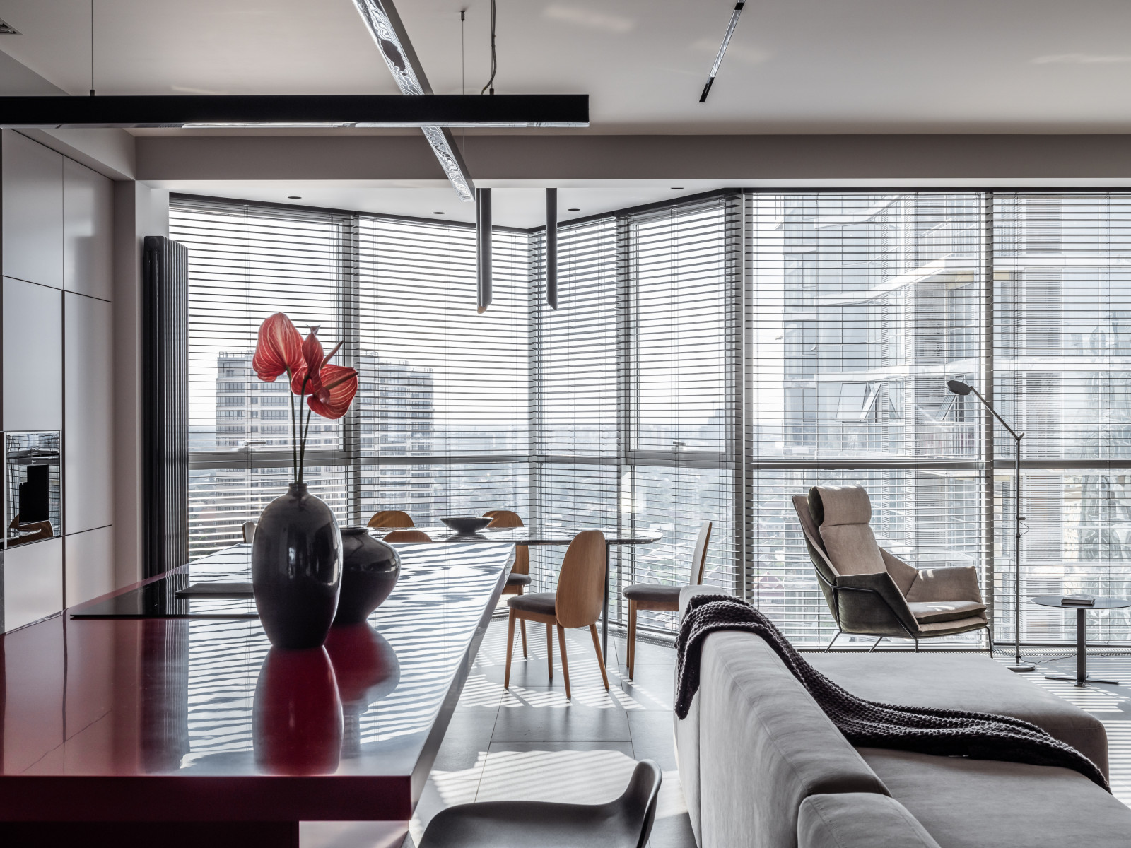 Фото реализованного проекта в современном стиле с яркими акцентами