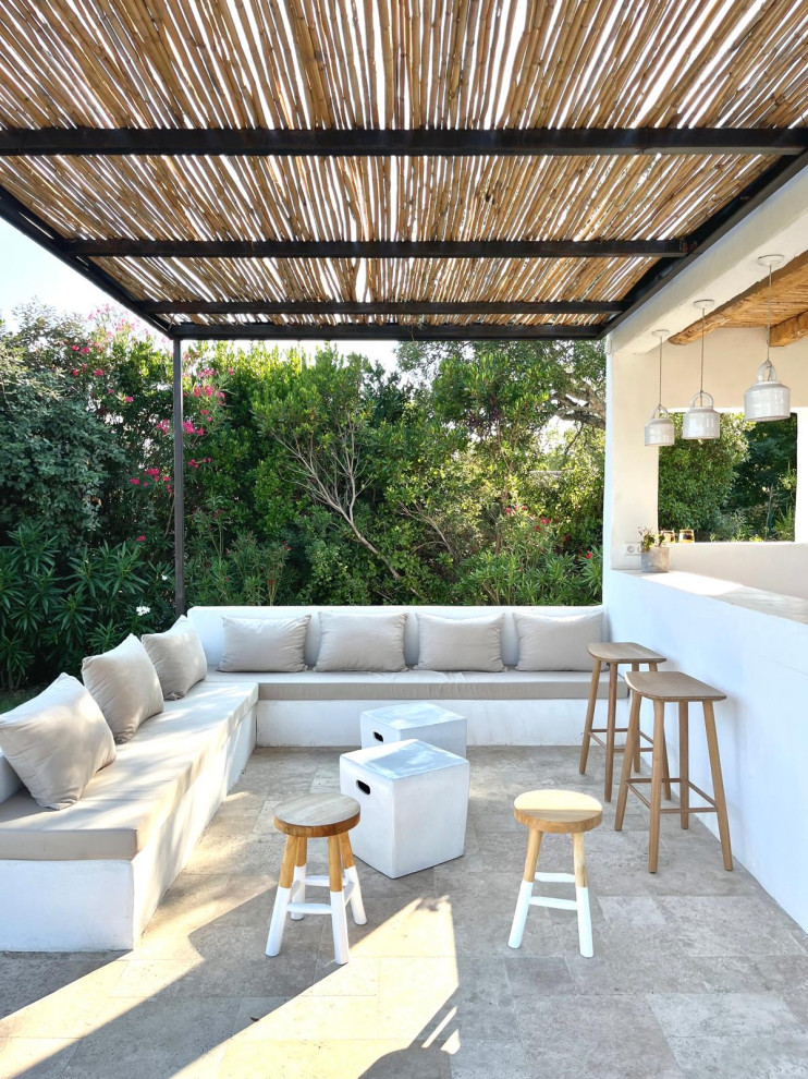 POOL HOUSE côté salon avec banquettes maçonnées