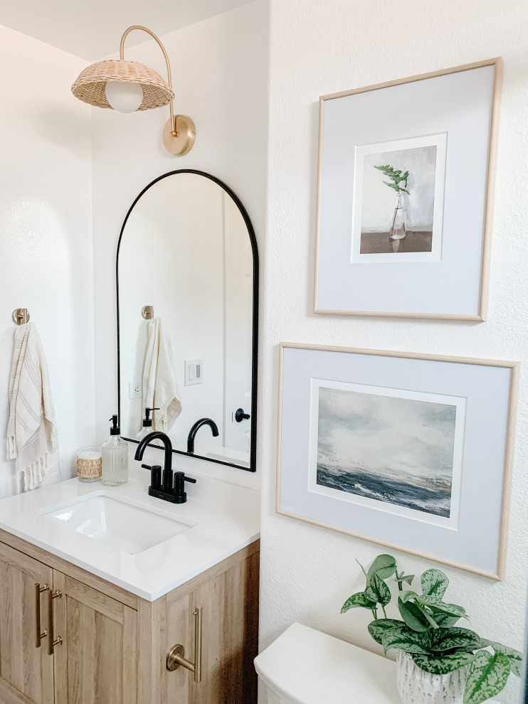 Kleines Klassisches Badezimmer mit beigen Schränken, Duschnische, weißen Fliesen, Keramikfliesen, weißer Wandfarbe, Marmorboden, Unterbauwaschbecken, Quarzwerkstein-Waschtisch, grauem Boden, Schiebetür-Duschabtrennung, weißer Waschtischplatte, Einzelwaschbecken und freistehendem Waschtisch in San Diego