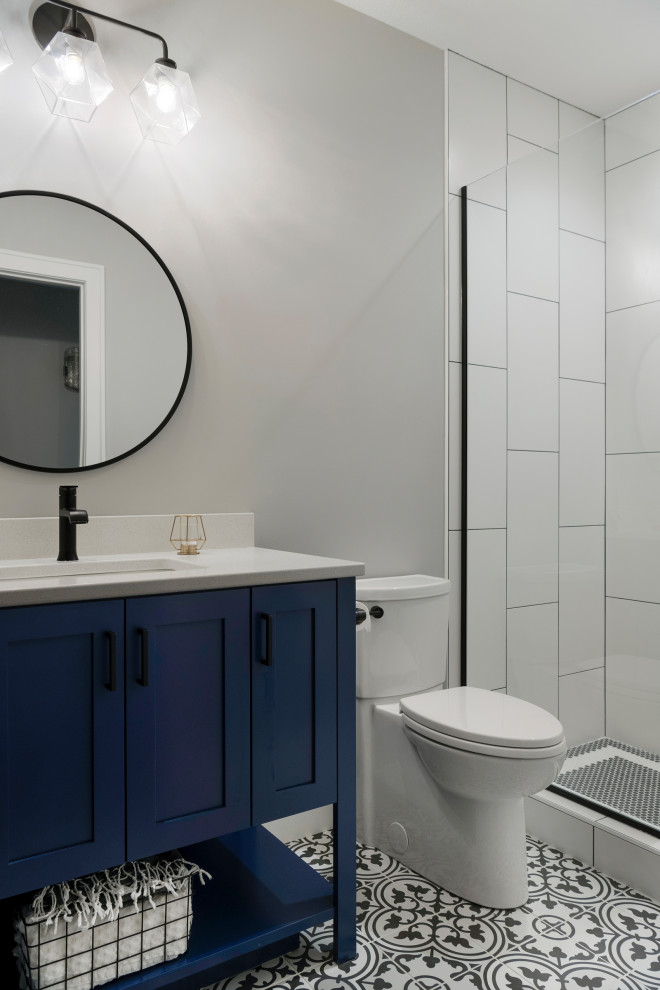 На фото: маленькая ванная комната в стиле модернизм с плоскими фасадами, синими фасадами, отдельно стоящей ванной, открытым душем, раздельным унитазом, черно-белой плиткой, керамической плиткой, серыми стенами, полом из керамической плитки, душевой кабиной, накладной раковиной, столешницей из гранита, белым полом, душем с распашными дверями, белой столешницей, нишей, тумбой под одну раковину, напольной тумбой, потолком с обоями и обоями на стенах для на участке и в саду с