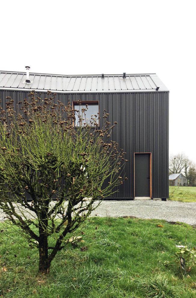 Foto de fachada de casa negra y gris contemporánea extra grande de tres plantas con revestimientos combinados, tejado a dos aguas y tejado de metal