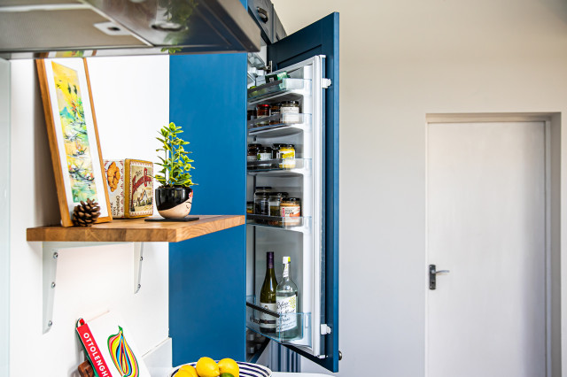 Blue, White & Solid Oak contemporary-koek