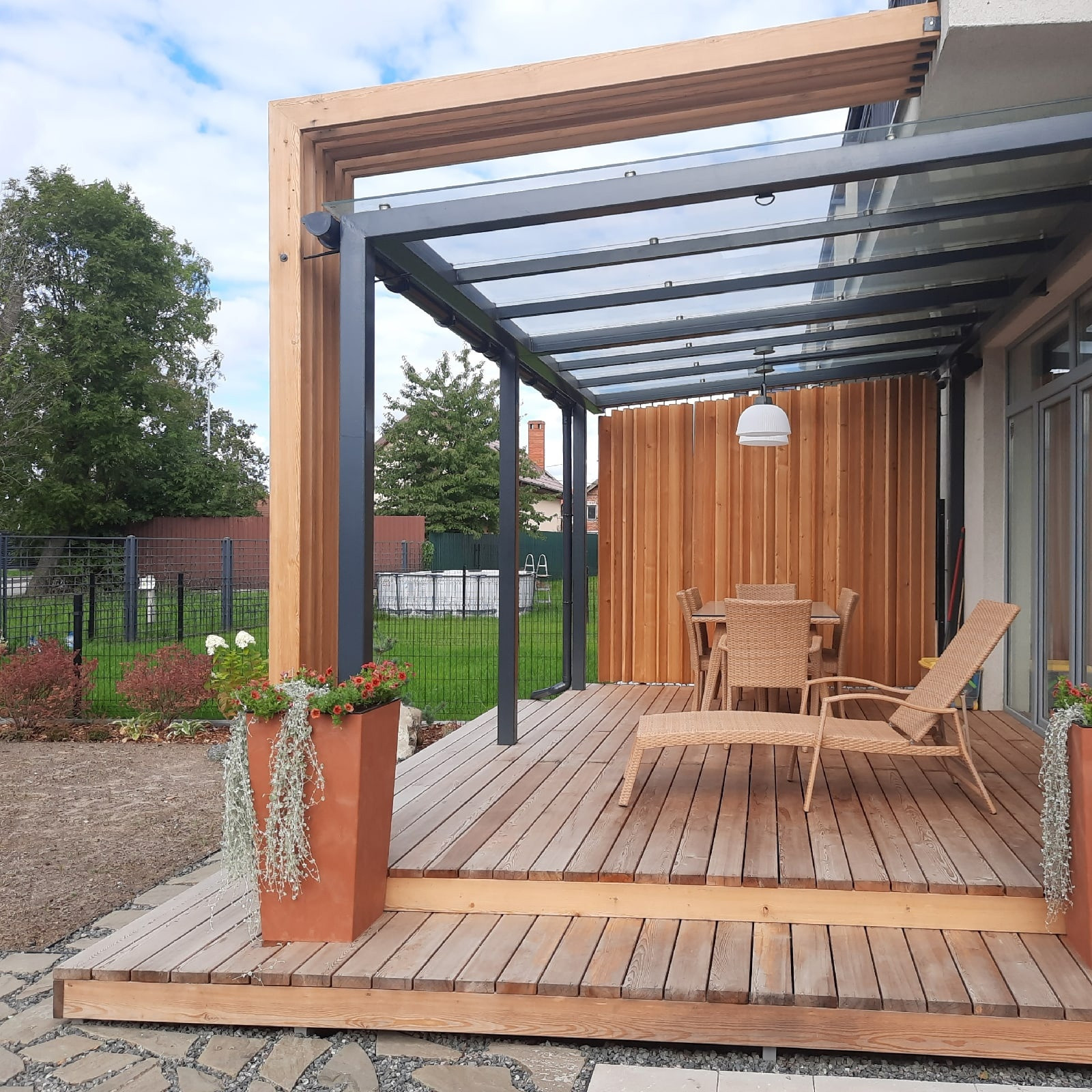 Сад с голубой скамьёй