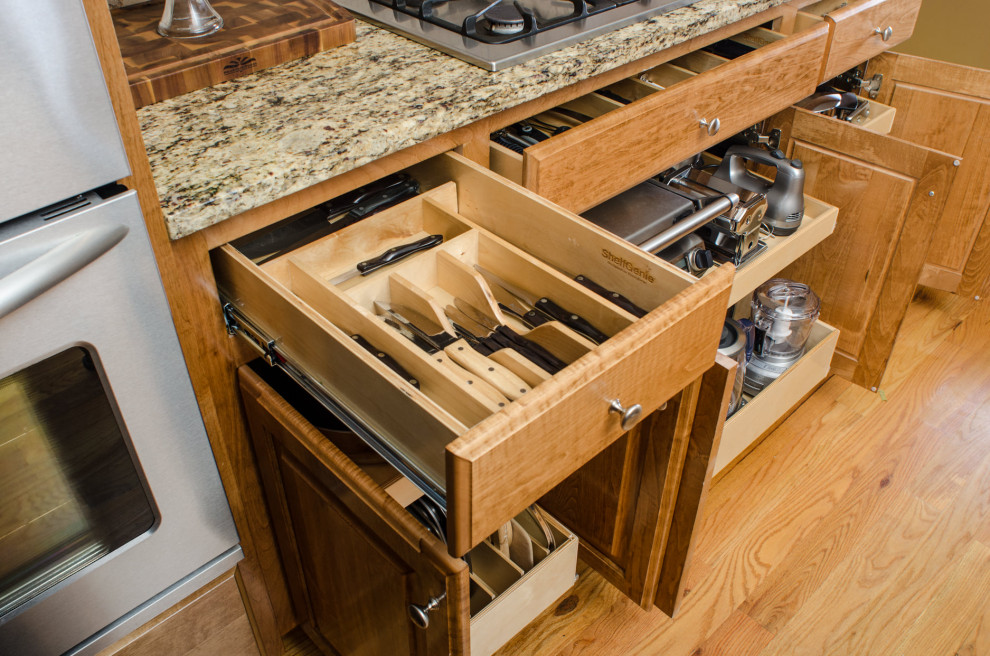 Kitchen - kitchen idea in Richmond