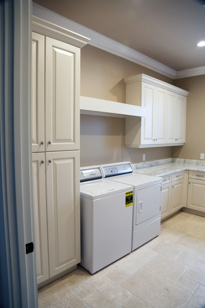 Photo of a mid-sized traditional laundry room in Orlando.