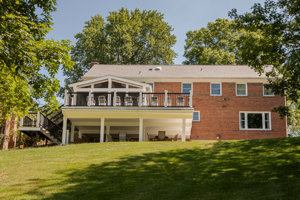 Example of a transitional home design design in Cincinnati