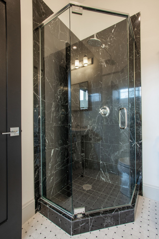 Идея дизайна: главная ванная комната среднего размера в современном стиле с душевой комнатой, унитазом-моноблоком, бежевыми стенами, врезной раковиной, душем с распашными дверями и тумбой под одну раковину