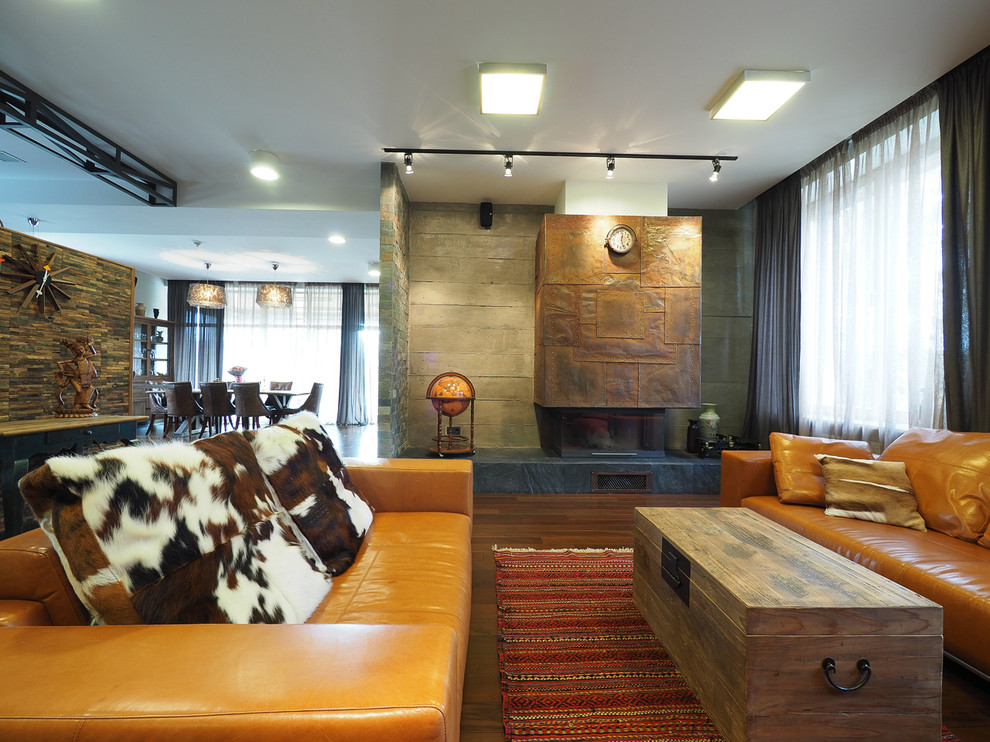 роль журнального столика выполняет старый сундук