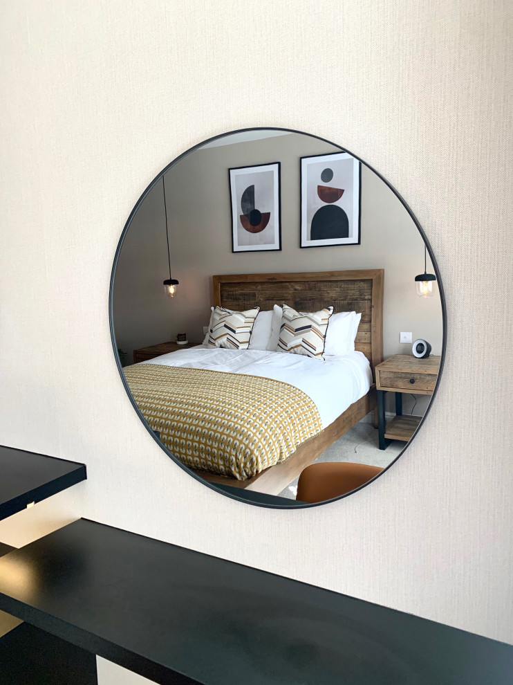 Идея дизайна: хозяйская спальня среднего размера: освещение в стиле модернизм с бежевыми стенами, ковровым покрытием, бежевым полом и обоями на стенах