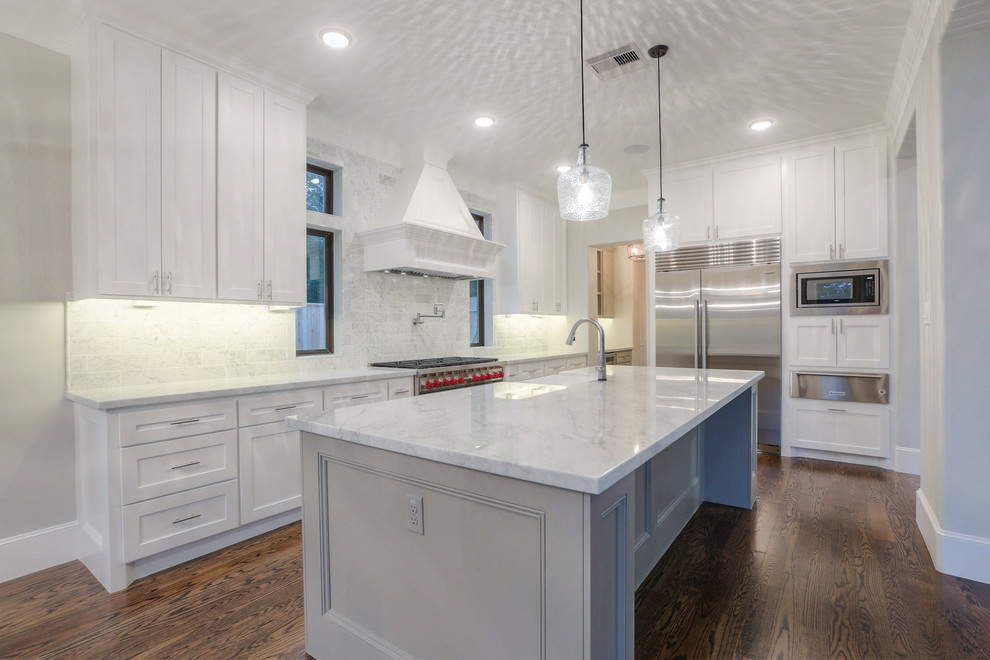 Kitchen - transitional kitchen idea in Houston