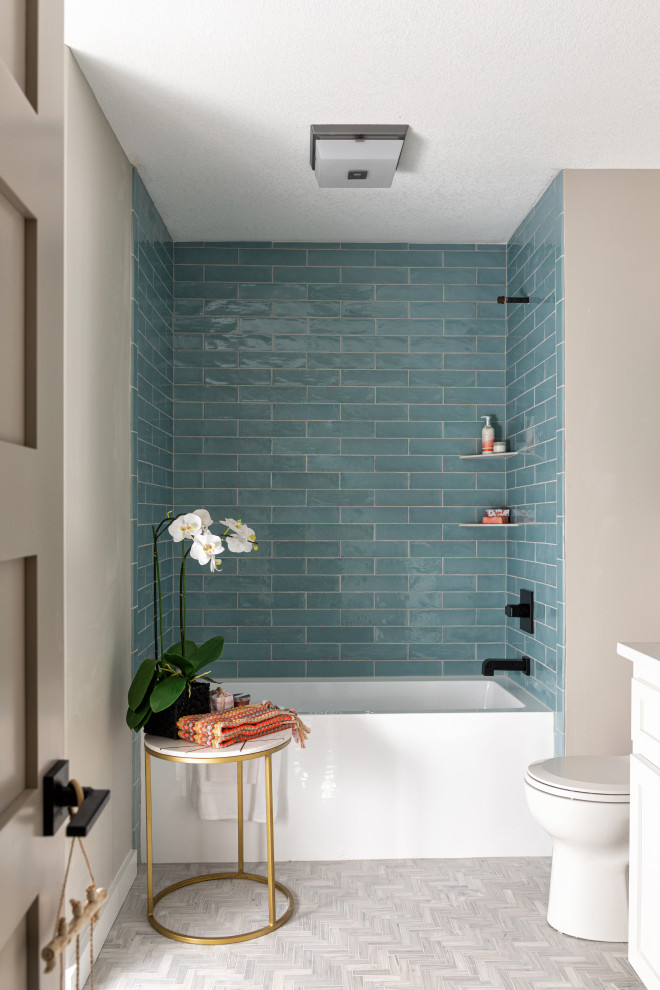 Свежая идея для дизайна: детская ванная комната с фасадами с утопленной филенкой, белыми фасадами, накладной ванной, открытым душем, унитазом-моноблоком, синей плиткой, плиткой кабанчик, белыми стенами, мраморным полом, накладной раковиной, столешницей из искусственного кварца, разноцветным полом, шторкой для ванной, разноцветной столешницей, тумбой под две раковины и встроенной тумбой - отличное фото интерьера