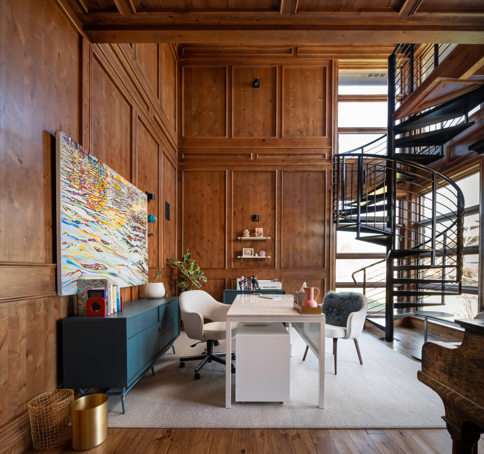 Идея дизайна: кабинет в стиле модернизм с паркетным полом среднего тона, отдельно стоящим рабочим столом, деревянным потолком и деревянными стенами