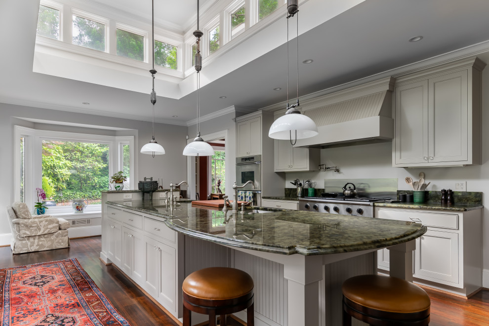 Zweizeilige Klassische Küche mit Unterbauwaschbecken, Kassettenfronten, grauen Schränken, dunklem Holzboden, Kücheninsel, braunem Boden und grüner Arbeitsplatte in Atlanta