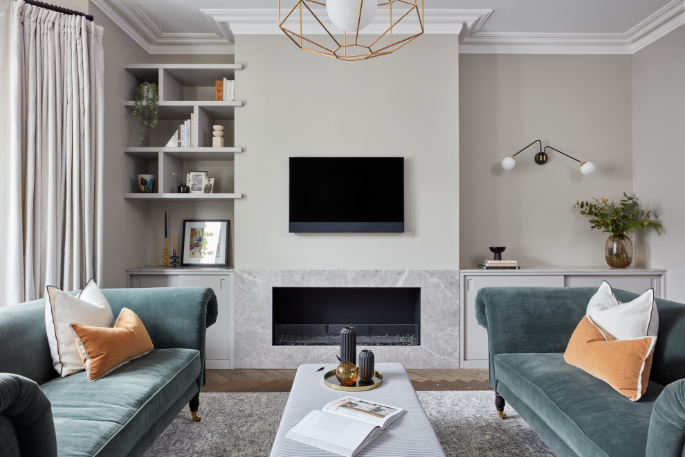 Esempio di un grande soggiorno minimal con cornice del camino in pietra e TV a parete