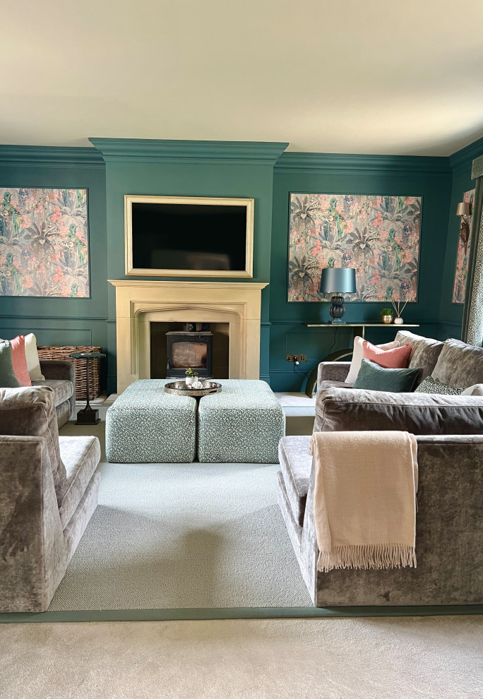 Mittelgroßes, Abgetrenntes Modernes Wohnzimmer mit blauer Wandfarbe, Teppichboden, Kamin, Kaminumrandung aus Stein und beigem Boden in Sonstige