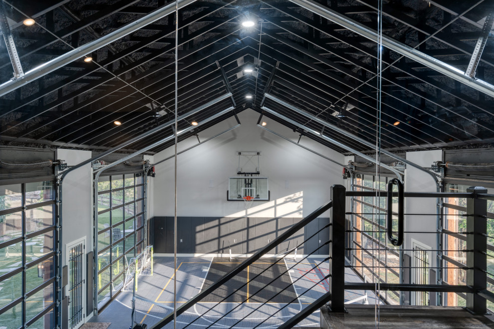 Geräumiger Moderner Fitnessraum mit Indoor-Sportplatz, grauer Wandfarbe, buntem Boden und gewölbter Decke in Dallas