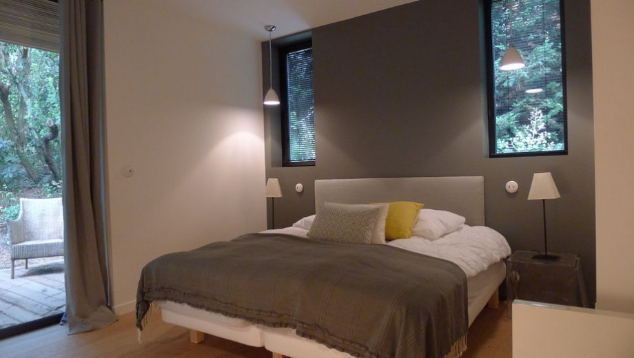 Photo of a contemporary bedroom in Bordeaux.