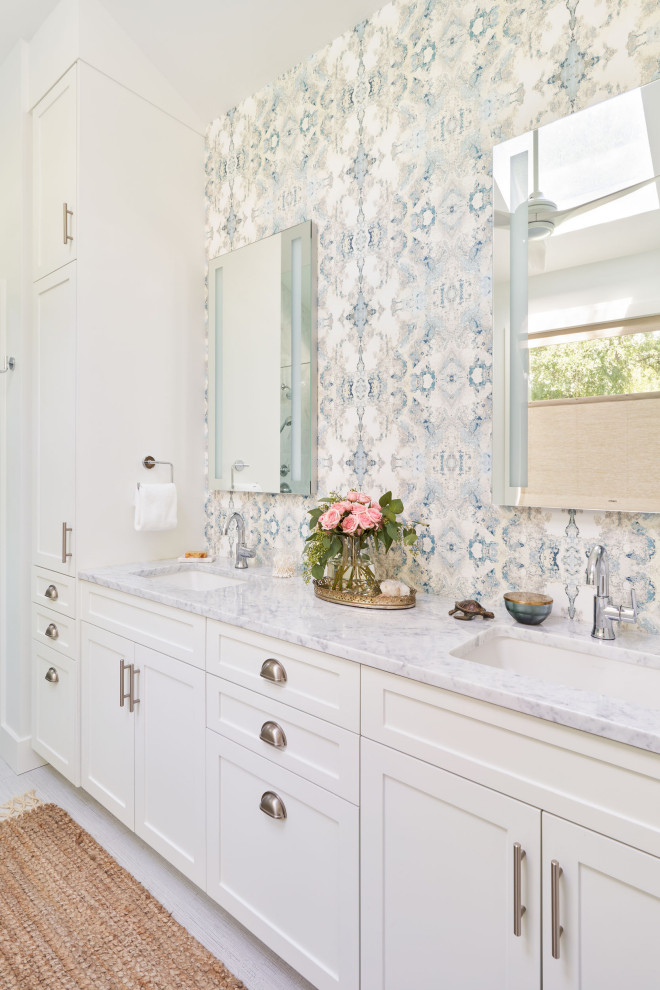 Diseño de cuarto de baño principal, doble y a medida tradicional renovado de tamaño medio con armarios estilo shaker, puertas de armario blancas, lavabo bajoencimera y papel pintado