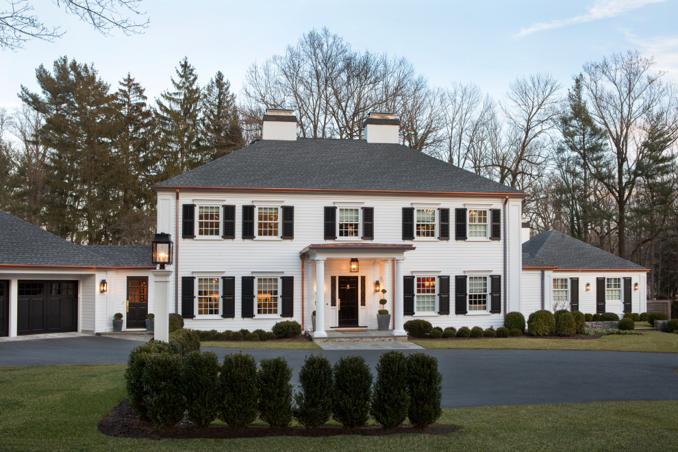 Zweistöckiges Klassisches Einfamilienhaus mit weißer Fassadenfarbe, Walmdach, Schindeldach, grauem Dach und Verschalung in Philadelphia
