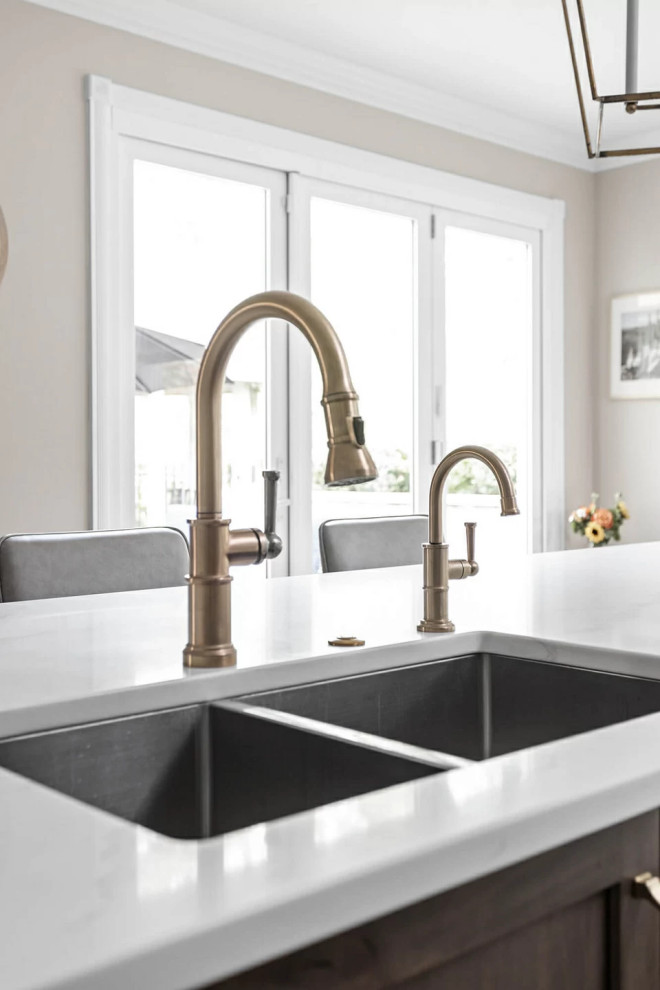 Example of a transitional home design design in Seattle