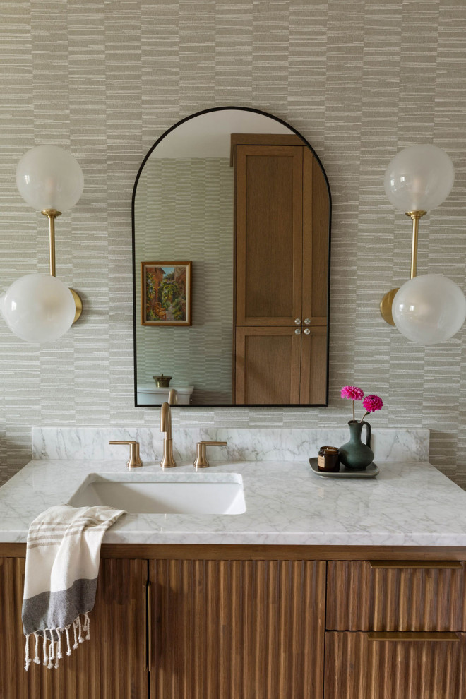 На фото: ванная комната среднего размера в стиле ретро с фасадами с декоративным кантом, темными деревянными фасадами, отдельно стоящей ванной, душем без бортиков, раздельным унитазом, белой плиткой, керамической плиткой, зелеными стенами, полом из керамической плитки, врезной раковиной, мраморной столешницей, красным полом, душем с распашными дверями, белой столешницей, нишей, тумбой под одну раковину, напольной тумбой и обоями на стенах с