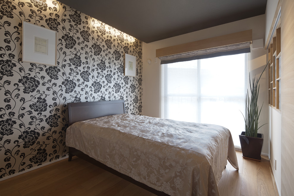 京都にあるコンテンポラリースタイルのおしゃれな寝室 (白い壁、淡色無垢フローリング)