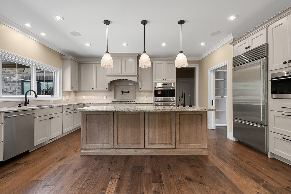 Kitchen - transitional kitchen idea in Columbus