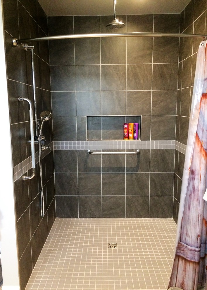 Foto di una grande stanza da bagno padronale minimal con doccia a filo pavimento, piastrelle grigie, piastrelle in ceramica e pavimento con piastrelle in ceramica