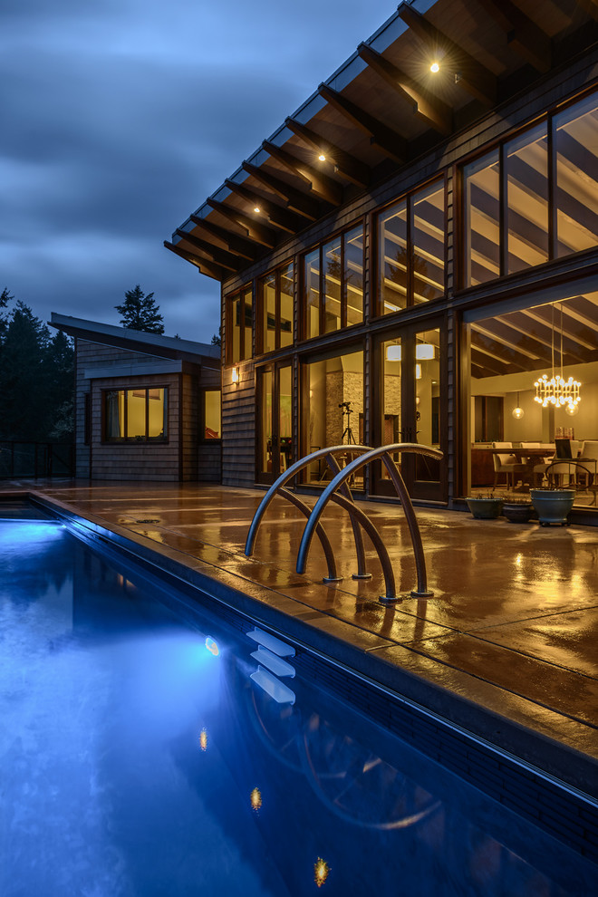This is an example of a contemporary pool in Vancouver.
