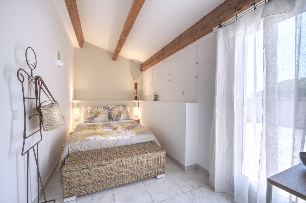 Свежая идея для дизайна: маленькая спальня на антресоли в средиземноморском стиле для на участке и в саду - отличное фото интерьера