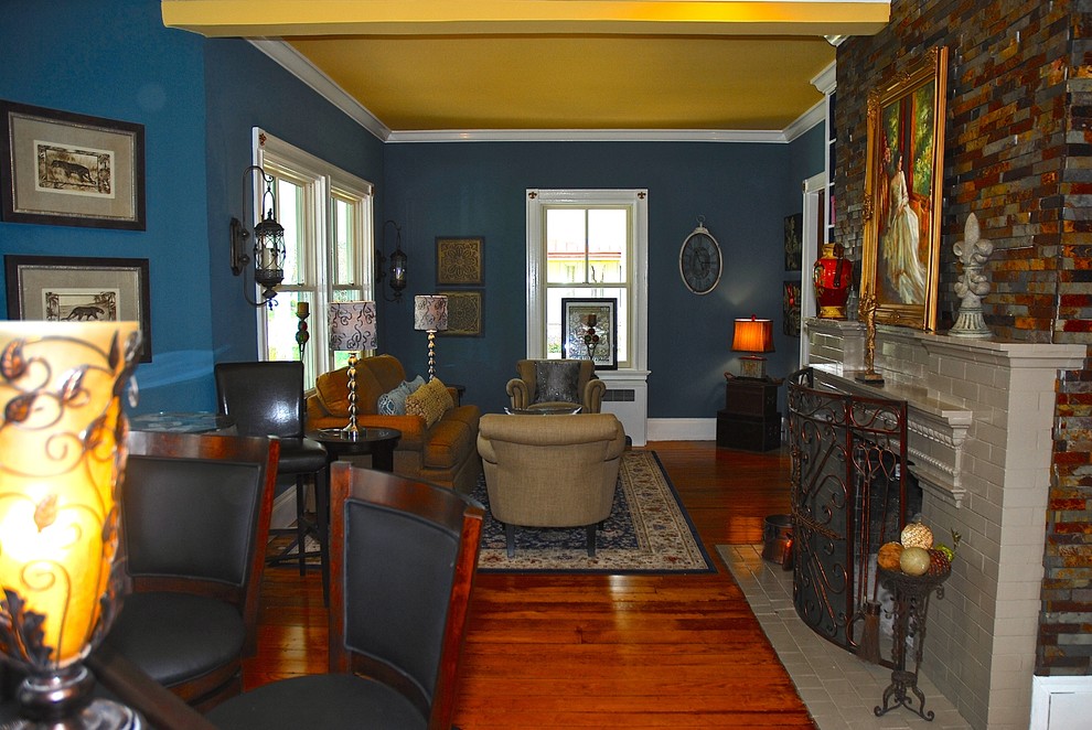 Photo of a transitional living room in Philadelphia.