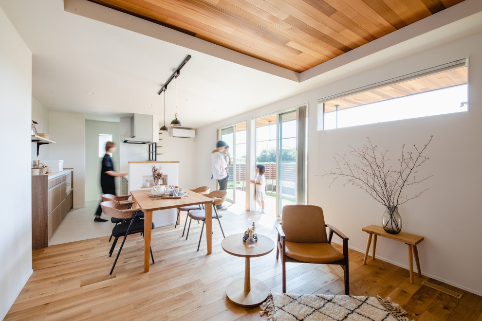 Asiatisches Wohnzimmer mit weißer Wandfarbe, hellem Holzboden, beigem Boden und eingelassener Decke in Sonstige