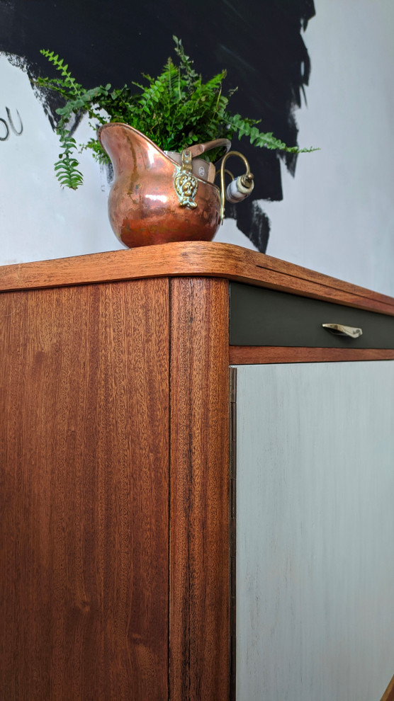 Буфетка с выдвижной столешницей. ГДР. 1970