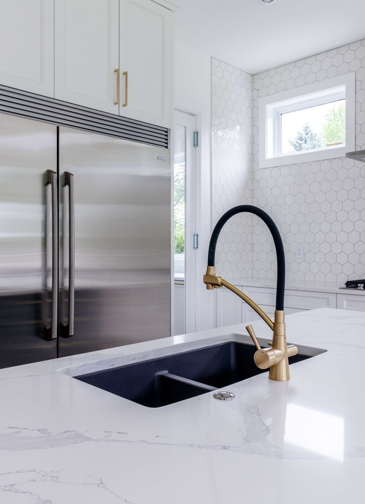 Transitional kitchen photo in Vancouver