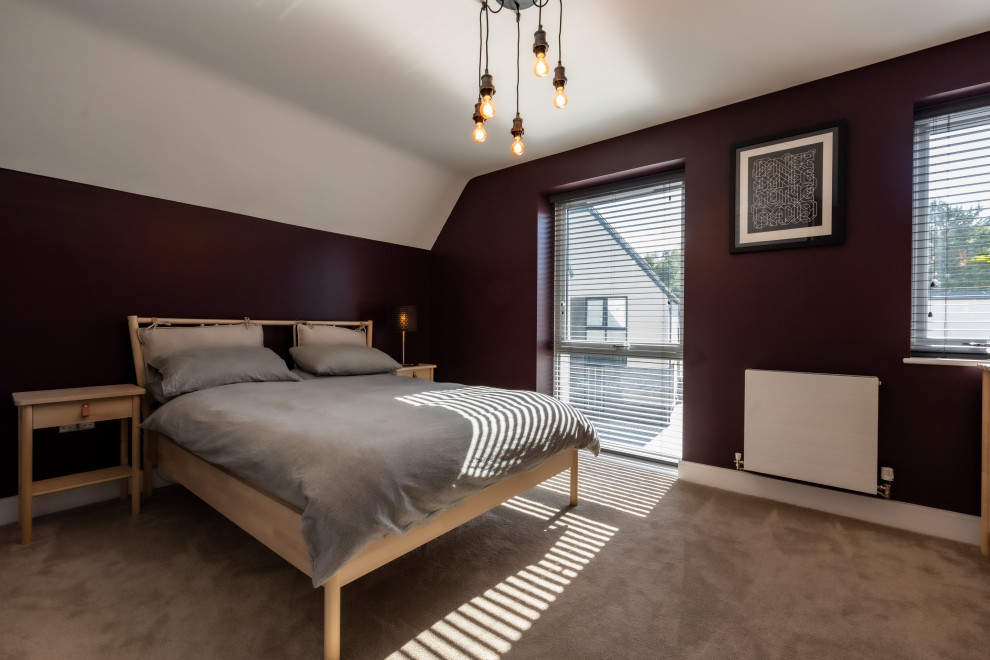 Пример оригинального дизайна: большая хозяйская спальня: освещение в стиле лофт с фиолетовыми стенами, ковровым покрытием и серым полом